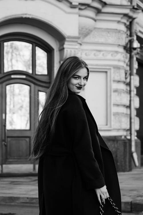 有关垂直拍摄, 大衣, 微笑的免费素材图片