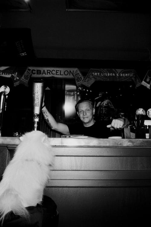 有关人, 垂直拍摄, 室內的免费素材图片