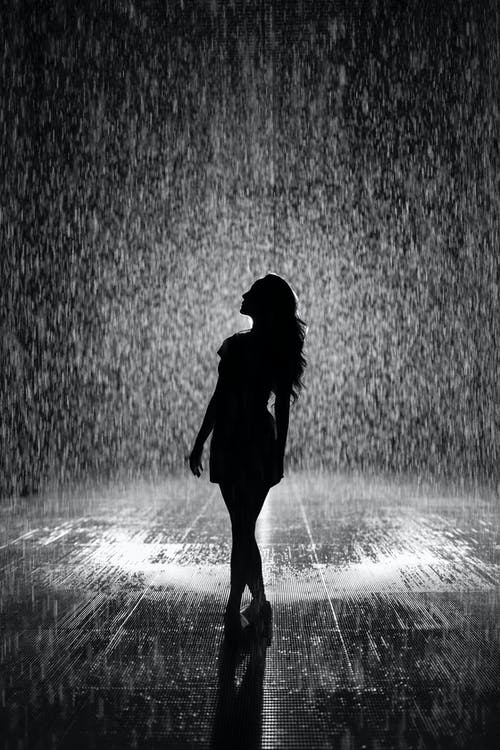 女人在雨下的剪影 · 免费素材图片