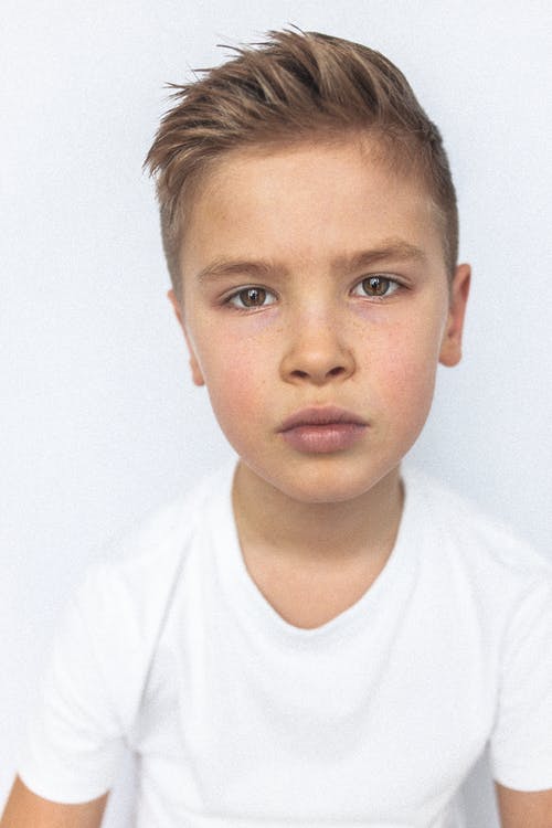 有关圆领t恤, 垂直拍摄, 男孩的免费素材图片