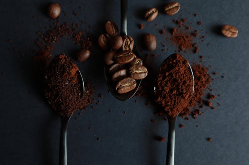 不锈钢勺子和咖啡豆 · 免费素材图片