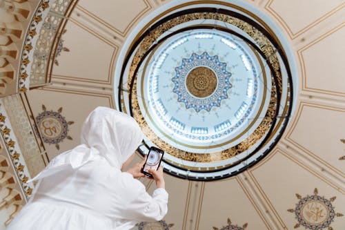 有关低角度拍攝, 天花板, 女人的免费素材图片