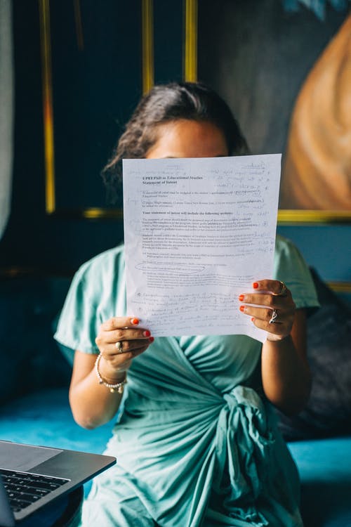 阅读文件的女人 · 免费素材图片