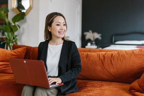 有关在家工作, 室內, 沙發的免费素材图片