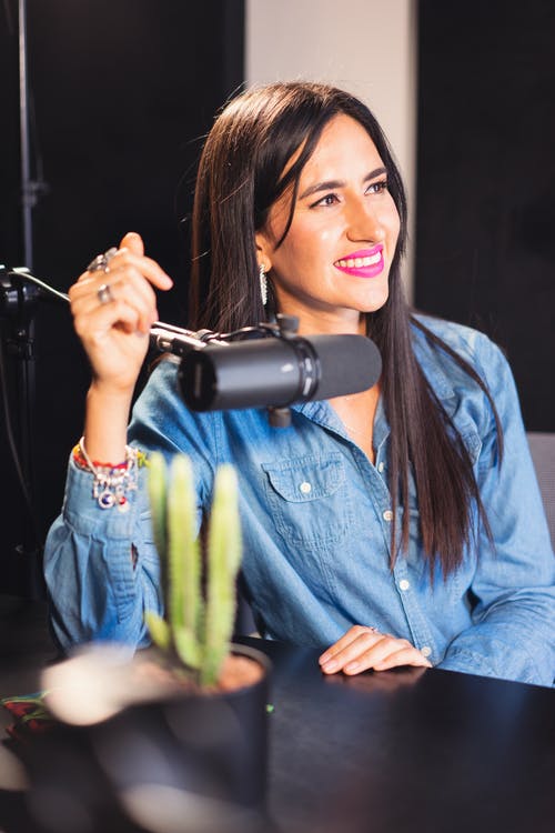 有关坐, 垂直拍摄, 女人的免费素材图片