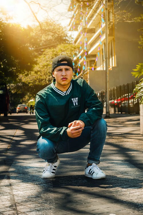 有关人, 双手紧握, 坐的免费素材图片