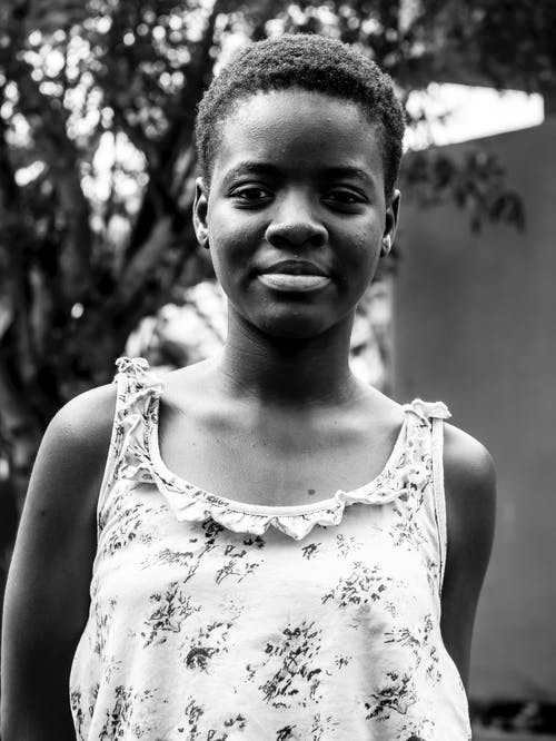 有关單色, 垂直拍摄, 女孩的免费素材图片