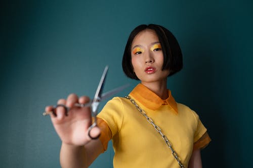 有关剪刀, 化妆品, 女人的免费素材图片