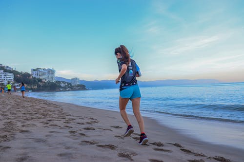 有关健康的生活型態, 女人, 沙海滩的免费素材图片