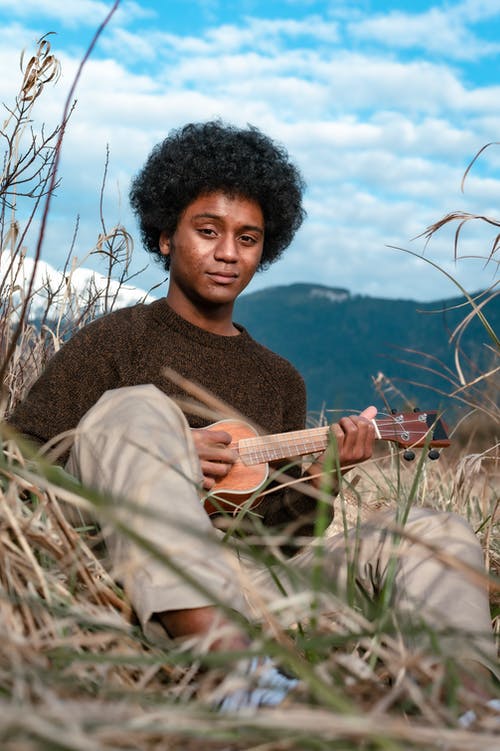 有关人, 垂直拍摄, 弦樂器的免费素材图片