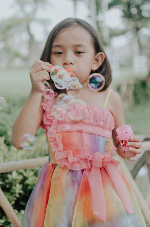 女孩穿着五彩的衣服，使泡沫 · 免费素材图片