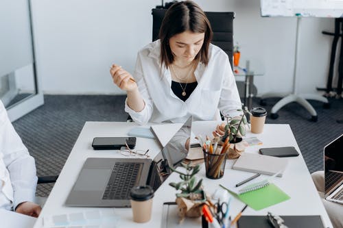 有关女人, 工作區, 工作的的免费素材图片