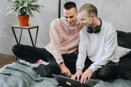 有关交叉的双腿, 坐下, 夾克的免费素材图片