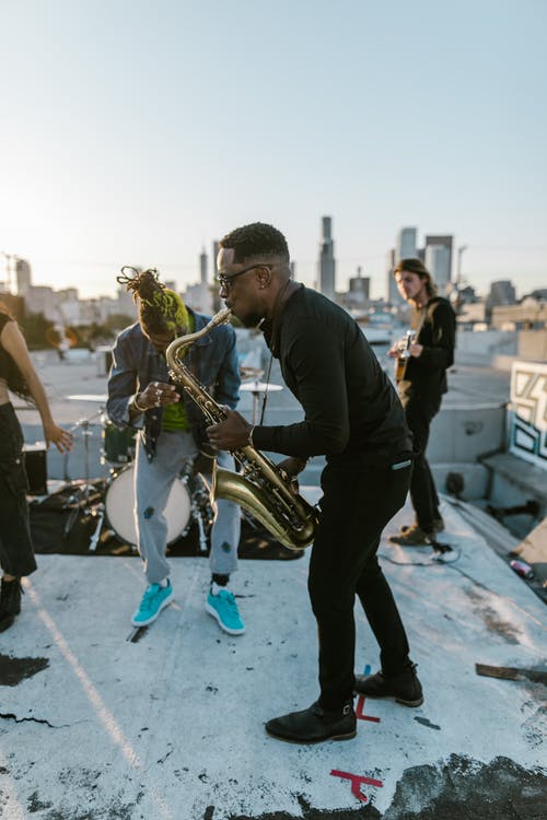 有关人, 垂直拍摄, 執行的免费素材图片