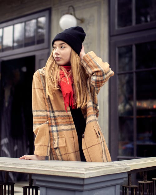 有关（頂部有小羊毛球的）羊毛帽子, 圍巾, 垂直拍摄的免费素材图片