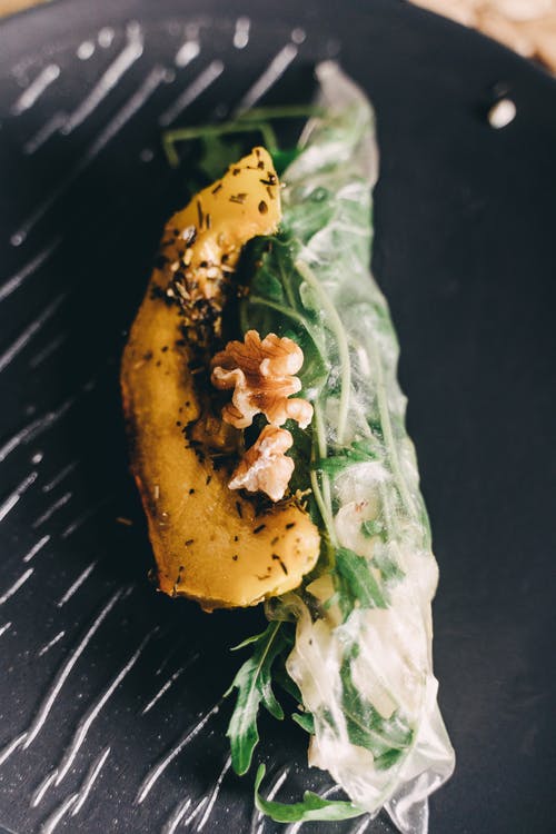 绿色蔬菜的棕色和白色食物 · 免费素材图片