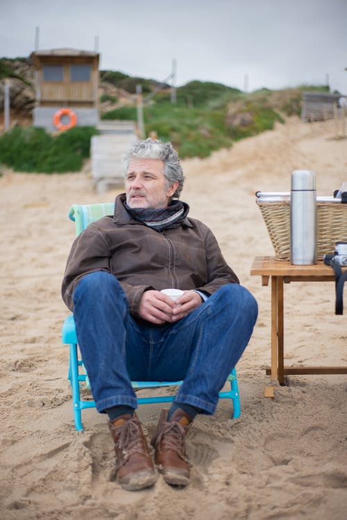 有关人, 坐, 垂直拍摄的免费素材图片