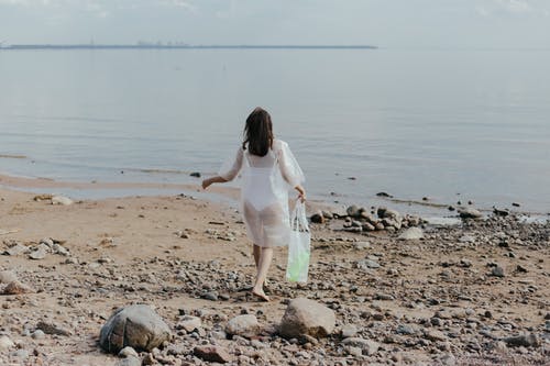 有关塑膠, 女人, 岩石海岸的免费素材图片