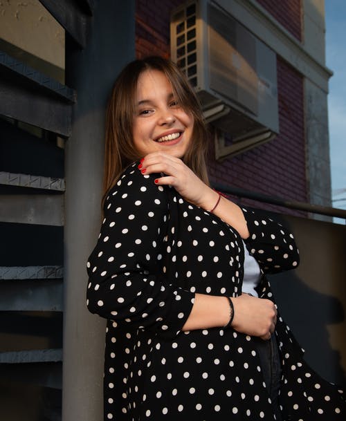 有关垂直拍摄, 女人, 微笑的免费素材图片