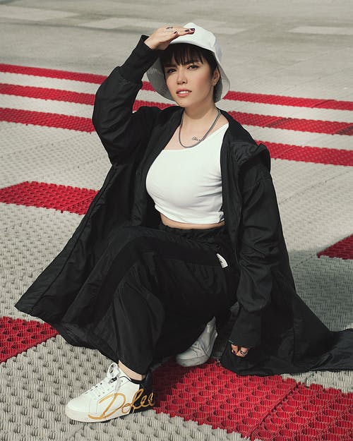 有关女人, 斗帽, 街头服饰的免费素材图片