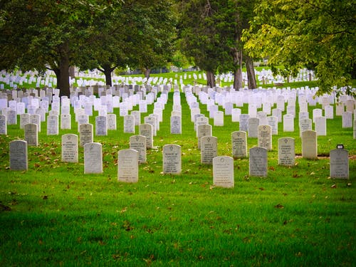 有关墓園, 田, 綠草地的免费素材图片