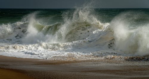 有关撞击波浪, 水, 泡沫的免费素材图片