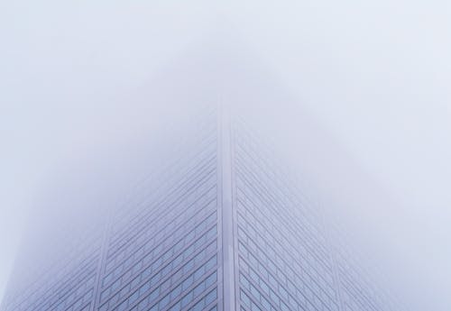 建筑物覆盖着雾 · 免费素材图片