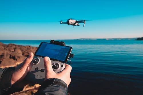 有关dji mavic air 2, 手, 智慧手機的免费素材图片