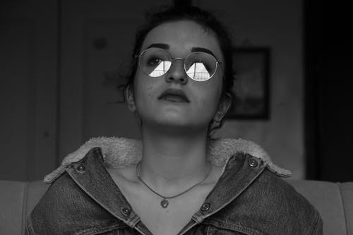 有关單色, 嚴肅, 女人的免费素材图片