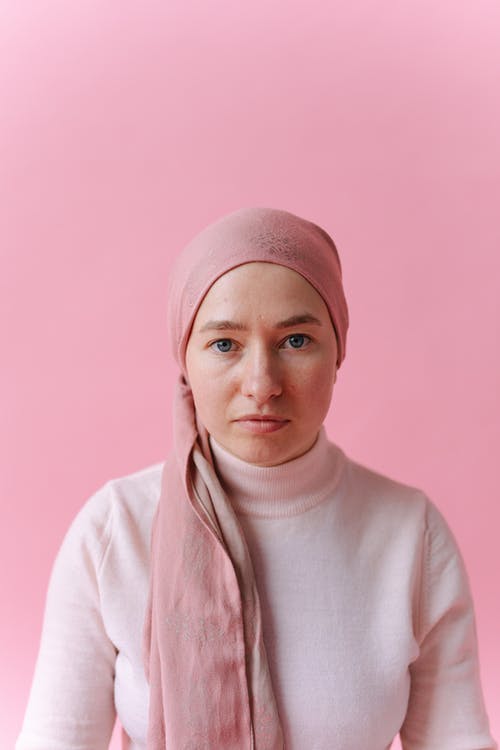 粉色头巾和白色长袖衬衫的女人 · 免费素材图片