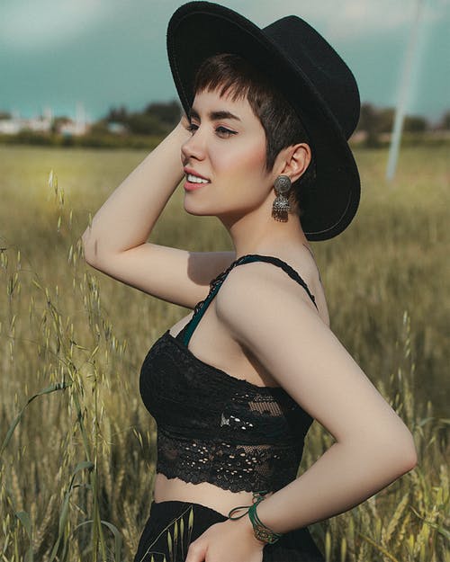 有关垂直拍摄, 女人, 年輕的免费素材图片