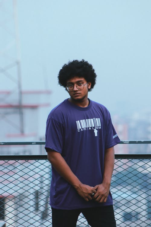 有关垂直拍摄, 捲髮, 眼鏡的免费素材图片