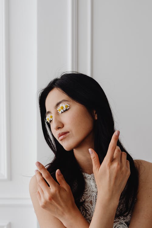 有关双臂交叉, 咖啡色頭髮的女人, 垂直拍摄的免费素材图片