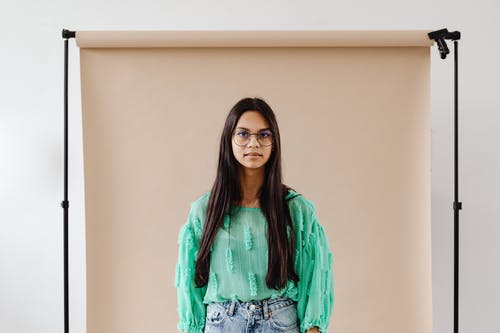 有关垂直拍摄, 女人, 牛仔褲的免费素材图片