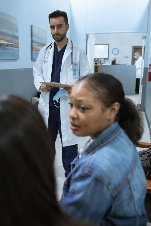 蓝色牛仔夹克的女人 · 免费素材图片