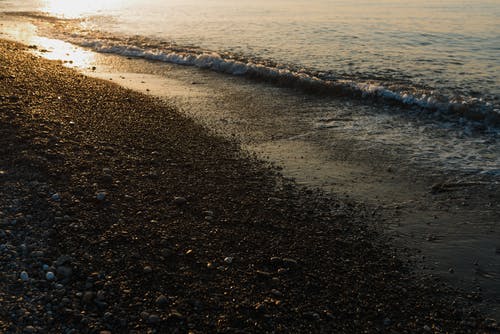 有关小浪, 岩石, 水的免费素材图片