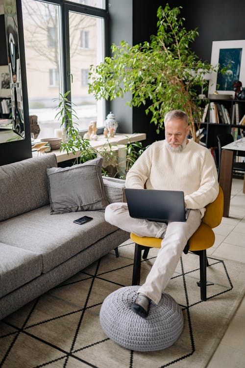 有关Throw Pillows, 中年, 人的免费素材图片