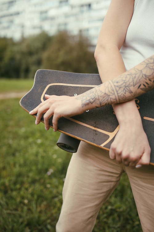 有关刺青, 垂直拍摄, 握住的免费素材图片