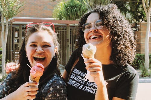 有关冰淇淋, 大笑, 女性的免费素材图片