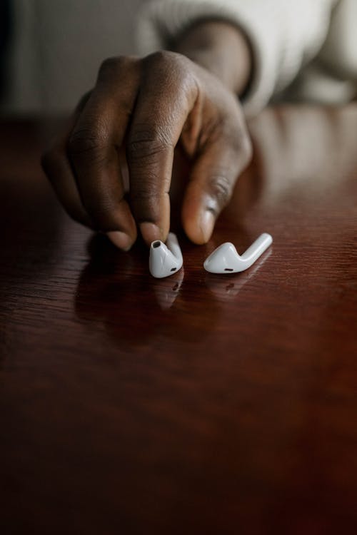 有关airpods, 垂直拍摄, 室內的免费素材图片