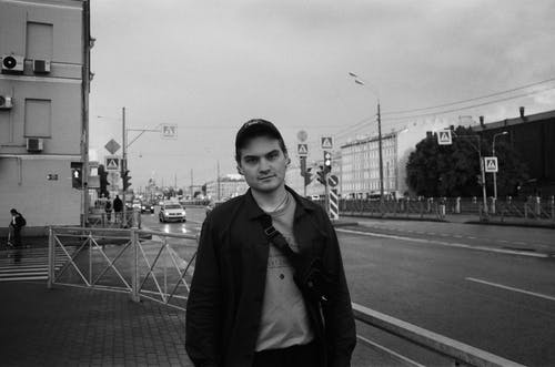 有关人, 側, 嚴肅的免费素材图片