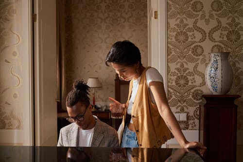 有关t恤, 人, 坐的免费素材图片