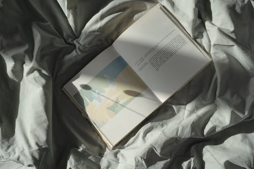 有关床, 床單, 書的免费素材图片