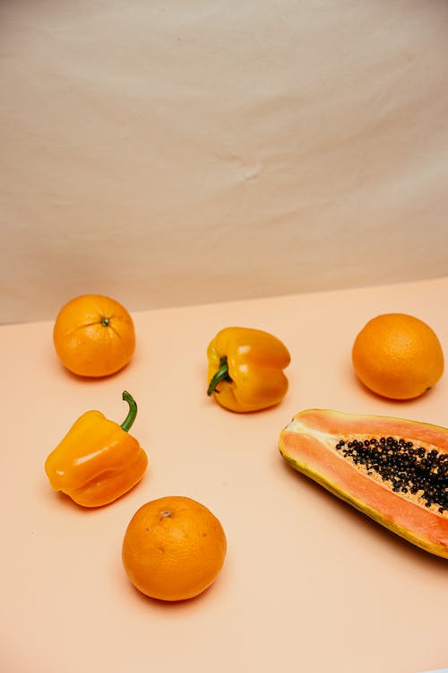 切片面包旁边的橙色水果 · 免费素材图片