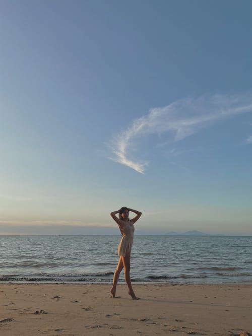 有关垂直拍摄, 女人, 岸邊的免费素材图片