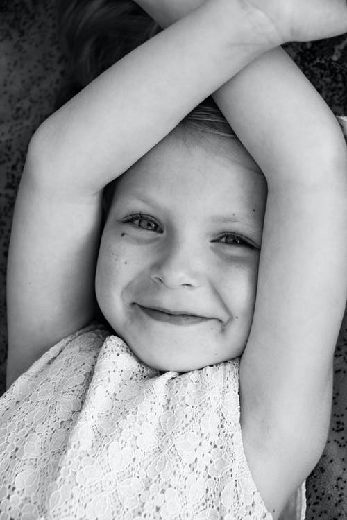 有关垂直拍摄, 女孩, 微笑的免费素材图片