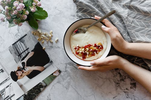 有关堅果, 大理石台面, 手的免费素材图片