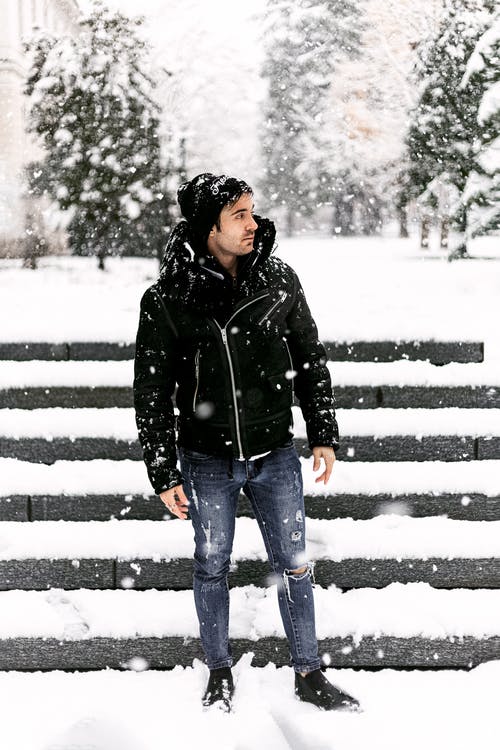 有关（頂部有小羊毛球的）羊毛帽子, 下雪, 人的免费素材图片