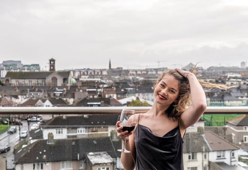 有关一杯酒, 人, 多風的免费素材图片