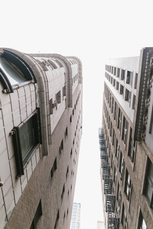 有关低角度拍攝, 晴朗的天空, 高层建筑的免费素材图片